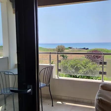 Tristan Beachfront House Флогита